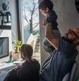 "Todos devem poder se sentir confortáveis em dizer 'preciso parar agora e lidar com meu filho', sem ter de pedir desculpas. É preciso enxergar isso como algo necessário para manter o equilíbrio"  Foto: EPA / BBC News Brasil