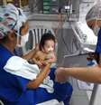 A bebê Laila Vitória, de 3 meses, está na UTI, em Fortaleza, e só vê a mãe pela tela do tablet como precaução contra o coronavírus  Foto: Maternidade-Escola Assis Chateaubriand / Divulgação / Estadão Conteúdo