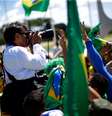 Manifestantes tentam impedir  Dida Sampaio de registrar ato em apoio a Jair Bolsonaro  Foto: Ueslei Marcelino / Reuters