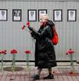 Mulher segura flores com máscara de proteção perto de memorial improvisado para médicos que supostamente morreram em São Petersburgo
28/04/2020
REUTERS/Anton Vaganov  Foto: Reuters