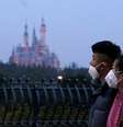 Visitantes usam máscara em parque da Disney em Xangai, na China
24/01/2020
REUTERS/Aly Song/File Photo  Foto: Reuters