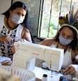 Mulheres indígenas com máscaras de proteção fabricam máscaras em meio à pandemia de Covid-19 em Manaus
24/04/2020 REUTERS/Bruno Kelly  Foto: Reuters