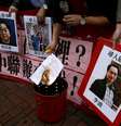 Manifestantes pró-democracia queimam carta perto de fotos de escritores que estavam desaparecidos, incluindo Gui Minhai
03/01/2016
REUTERS/Tyrone Siu -/File Photo  Foto: Reuters