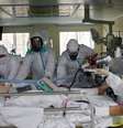 Pessoal médico prepara transferência de paciente infectado com o novo coronavírus em UTI de hospital em Moscou
28/04/2020
REUTERS/Maxim Shemetov  Foto: Reuters