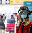 Funcionária de aeroporto usa equipamento que mede temperatura das pessoas à distância no aeroporto de Fiumicino, em Roma
06/05/2020 REUTERS/Remo Casilli  Foto: Reuters