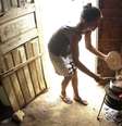 Mulher prepara comida em seu barraco, em favela localizada em Teresina, no Piauí. Foto: Roberto Castro / ESTADÃO.  Foto:  Roberto Castro / Estadão Conteúdo