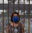 Mulher com máscara de proteção ora no exterior de igreja do Rio de Janeiro
06/05/2020
REUTERS/Pilar Olivares  Foto: Reuters