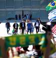 Bandeira de Israel aparece com frequência em atos pró-governo  Foto: Reuters / BBC News Brasil