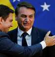 Bolsonaro cumprimenta Ramagem durante cerimônia no Planalto 11/7/20109 REUTERS/Adriano Machado  Foto: Reuters