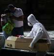 Família acompanha enterro de criança de 1 ano morta por Covid-19 no Rio de Janeiro (RJ) 
08/05/2020
REUTERS/Pilar Olivares  Foto: Reuters