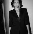 Bruna Marquezine usa terninho básico com salto alto  Foto: Instagram, Bruna Marquezine / PurePeople