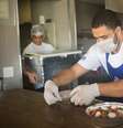 O restaurante Mocotó, do chef Rodrigo Oliveira, passou a distribuir refeições gratuitas aos "vizinhos da quebrada" em situação de vulnerabilidade na zona norte de São Paulo   Foto: Tiago Queiroz / Estadão