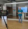 Professor Rodrigo Baglini prepara vídeo aula: 'Essa pandemia nos obrigou a apresentar para o mundo um novo modelo de ensino, que deveria ser implantado num processo progressivo'  Foto: Divulgação / BBC News Brasil