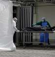 Funcionários de hospital no Rio de Janeiro (RJ) transportam corpo para câmara frigorífica 
08/05/2020
REUTERS/Ricardo Moraes  Foto: Reuters