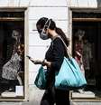 Cartazes em Roma pedem ajuda do governo para garantir segurança na reabertura do comércio, prevista para 18 de maio  Foto: ANSA / Ansa - Brasil