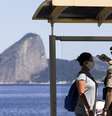 Guardas municipais verificam temperatura de mulher em ponto de ônibus no Rio de Janeiro
11/05/2020
REUTERS/Ricardo Moraes  Foto: Reuters