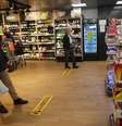 Clientes em supermercado de Madri
25/04/2020 REUTERS/Susana Vera  Foto: Reuters