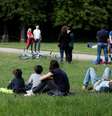 Pessoas em parque de Paris
10/05/2020 REUTERS/Charles Platiau  Foto: Reuters