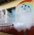 Agente de saúde faz fumegação para combater proliferação do mosquito transmissor da dengue  Foto: Reuters