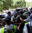 Policiais prendem apoiadores do presidente venezuelano Nicolas Maduro em frente à embaixada da Venezuela em Brasília 
13/11/2019
REUTERS/Sergio Moraes  Foto: Reuters