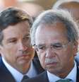 Ministro da Economia, Paulo Guedes, fala próximo a Bolsonaro e ao presidente do BC, Roberto Campos Neto
27/04/2020
REUTERS/Ueslei Marcelino  Foto: Reuters