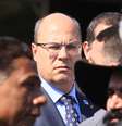 O governador Wilson Witzel durante enterro do policial militar Daniel Henrique Mariotti no Cemitério Jardim da Saudade, em Sulacap, na zona oeste do Rio de Janeiro (RJ), neste domingo (06).  Foto: Jose Lucena / Futura Press