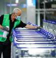 Funcionário desinfeta carrinhos em aeroporto de Frankfurt
12/05/2020 REUTERS/Ralph Orlowski  Foto: Reuters