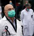 Profissionais de saúde do hospital La Paz, em Madri, fazem dois minutos de silêncio em meio à pandemia de Covid-19
14/05/2020 REUTERS/Juan Medina  Foto: Reuters