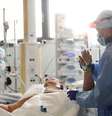 Médicos tratam paciente em UTI de hospital em Bergamo, na Itália
12/05/2020 REUTERS/Flavio Lo Scalzo  Foto: Reuters