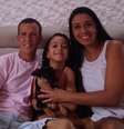 Maria Luiza, 6 anos, agora não desgruda da cadelinha Julie, adotada por sua família no Rio durante o período de isolamento social  Foto: Divulgação