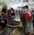 Miqueias Moreira Kokama, filho do cacique Messias Kokama, é confortado por parentres duranre o funeral do pai
14/05/2020
REUTERS/Bruno Kelly  Foto: Reuters