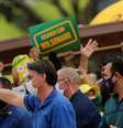 Presidente Jair Bolsonaro cumprimenta apoiadores em manifestação contra o presidente da Câmara dos Deputados, Rodrigo Maia, o STF, e as medidas de isolamento social para conter o coronavírus. 17/5/2020. REUTERS/Adriano Machado  Foto: Reuters