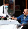 Homem é servido por garçom com máscara de proteção em restaurante de Roma
18/05/2020 REUTERS/Guglielmo Mangiapane  Foto: Reuters