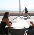 Mulheres com máscaras de proteção conversam em restaurante na beira da praia enquanto homem anda de bicicleta em Valência
18/05/2020 REUTERS/Nacho Doce  Foto: Reuters