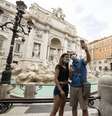 Amigos tiram foto em frente à Fontana di Trevi, em Roma, após reabertura  Foto: ANSA / Ansa - Brasil