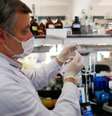 Santiago Webajh, cientista da Fundação Pablo Cassara, segura teste do "NEOKIT-COVID-19, desenvolvido no país para diagnosticar a Covid-19. 19/5/2020. REUTERS/Agustin Marcarian  Foto: Reuters