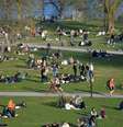 População aproveita a primavera em parque em Stockholm, na Suécia  Foto: Anders Wiklund / Reuters