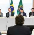 Bolsonaro em reunião com integrantes do governo — entre eles Sergio Moro, de braços cruzados à direita, cujas acusações contra o presidente ao deixar ministério motivaram inquérito  Foto: Marcos Corrêa/Presidência da República / BBC News Brasil