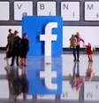 Figuras humanas com logotipo do Facebook ao fundo.  12/4/2020. REUTERS/Dado Ruvic  Foto: Reuters
