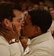 O roteirista Archie (Jeremy Pope) beija em público Rock Hudson (Jake Picking), personagem inspirado no lendário galã homônimo que escondeu a homossexualidade do público até morrer vítima da Aids em 1985  Foto: Divulgação/Netflix