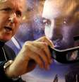 Diretor canadense James Cameron mostra óculos 3D na frente de cartaz de filme Avatar, em Davos
 28/1/201.   REUTERS/Christian Hartmann  Foto: Reuters
