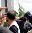 Bolsonaro cumprimenta apoiadores durante ato na frente do Palácio do Planalto, em Brasília
 24/5/2020 REUTERS/Adriano Machado  Foto: Reuters