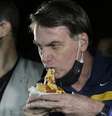Bolsonaro aproveita o passeio por Brasília para comer um cachorro- quente no trailer do Edivaldo, na 104 Norte, no início da noite de sábado, 23 de maio  Foto: Dida Sampaio / Estadão Conteúdo