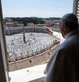 Papa Francisco abençoa fiéis na Praça São Pedro, Vaticano  Foto: EPA / Ansa