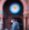 Homem com máscara de proteção em frente à Casa Rosada, sede do governo argentino  Foto: ANSA / Ansa - Brasil