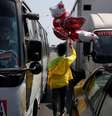 Muitos vendedores ambulantes continuaram a trabalhar apesar das restrições, para conseguir dinheiro para comer  Foto: Reuters / BBC News Brasil