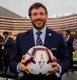 Alejandro Domínguez, presidente da Conmebol, mostra a bola utilizada na final da Libertadores de 2019  Foto: Divulgação/Conmebol / Estadão