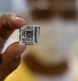 Enfermeira mostra hidroxicloroquina no Hospital Conceição em Porto Alegre
 23/4/2020 REUTERS/Diego Vara  Foto: Reuters