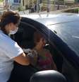 Vacina contra a gripe na Costa Verde, sul do Rio: idosos não precisam sair do carro  Foto: Divulgação