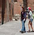 Turistas italianas usam máscaras de proteção ao visitar as ruínas de Pompeia, cidade histórica que foi reaberta para o público sob medidas de distanciamento social e regras de higiene
26/05/2020
REUTERS/Ciro De Luca  Foto: Reuters